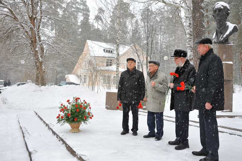 Руководители ядерного центра почтили память трижды Героя Социалистического Труда, академика АН СССР, первого научного руководителя ВНИИЭФ