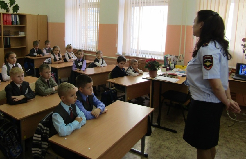 Со школьниками и дошкольниками полицейские проводят профилактические беседы