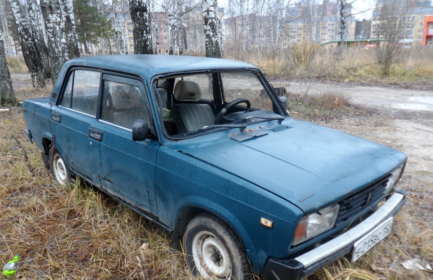 Владельца брошенного автомобиля просят убрать машину