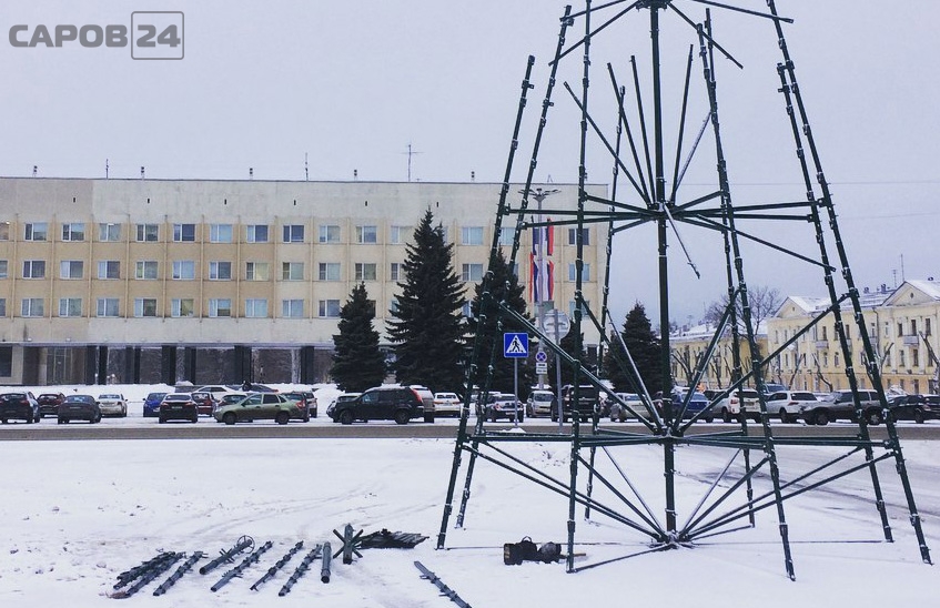 Город продолжают украшать к новому году