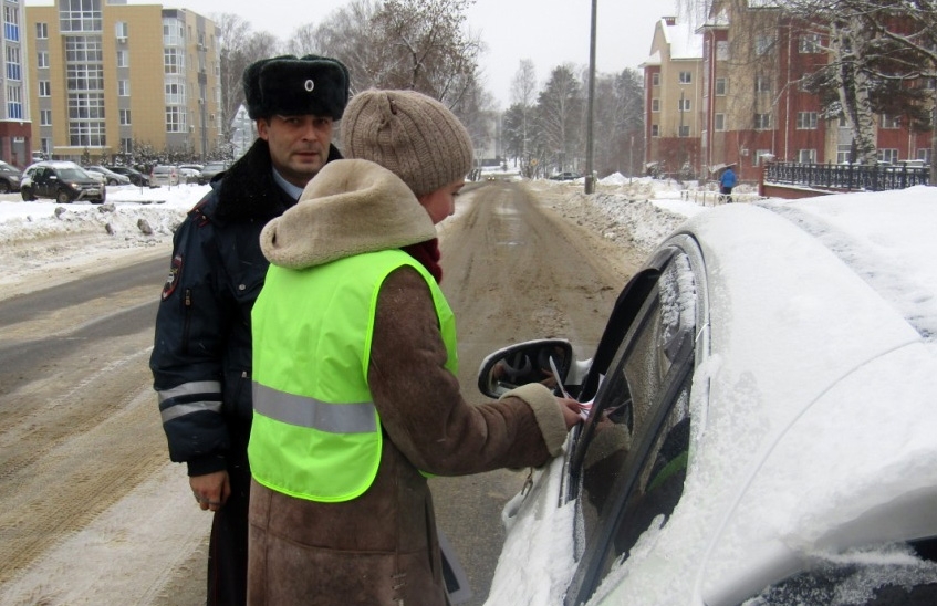 Cаровские водители получили в подарок наклейки «Шипы»