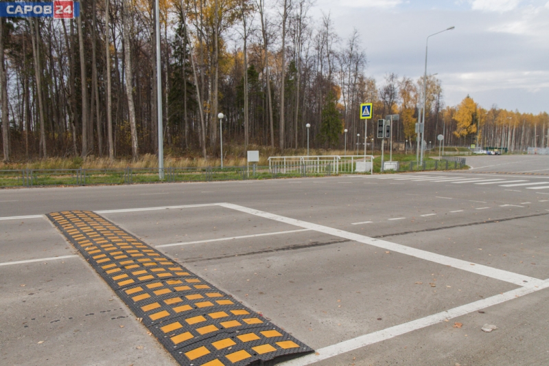 лежачий полицейский на асфальте