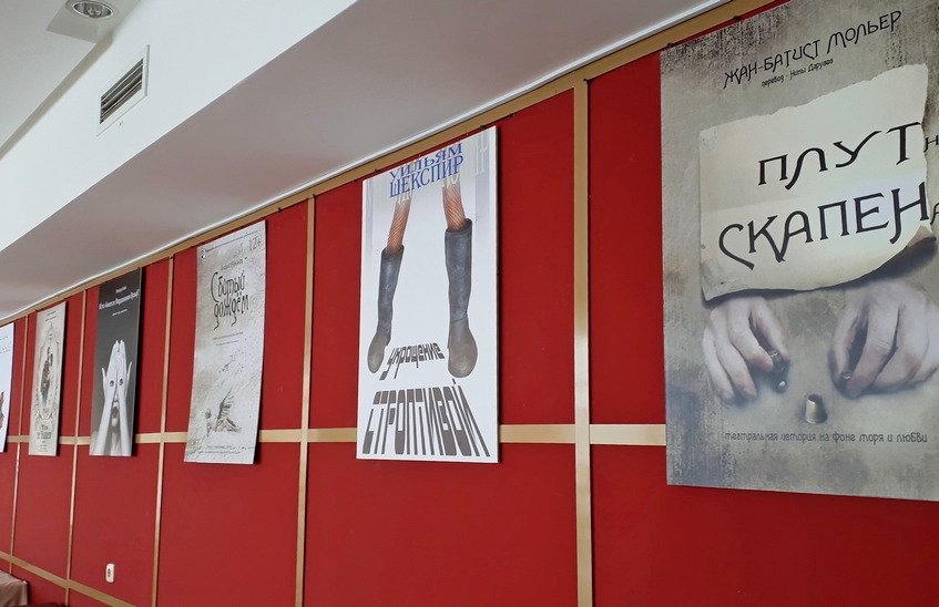 Выставка плакатов Владимира Ширина открылась в Саровском драматическом театре (ВИДЕО)