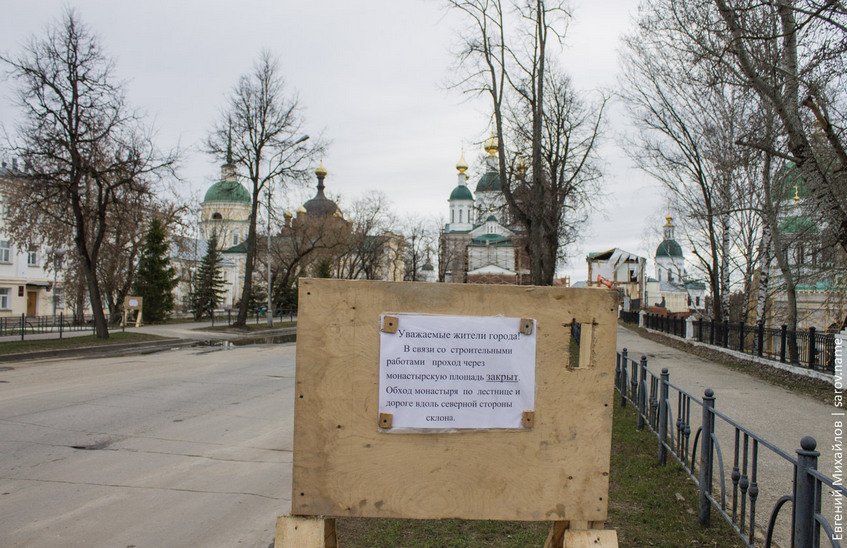 Движение по Монастырской площади полностью закрыто