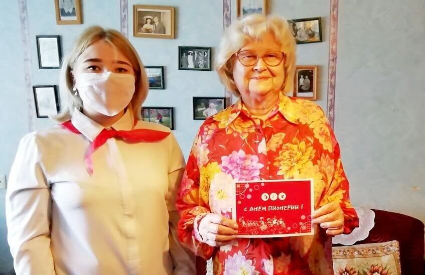 Ветераны пионерского движения Сарова получили открытки к Дню пионерии