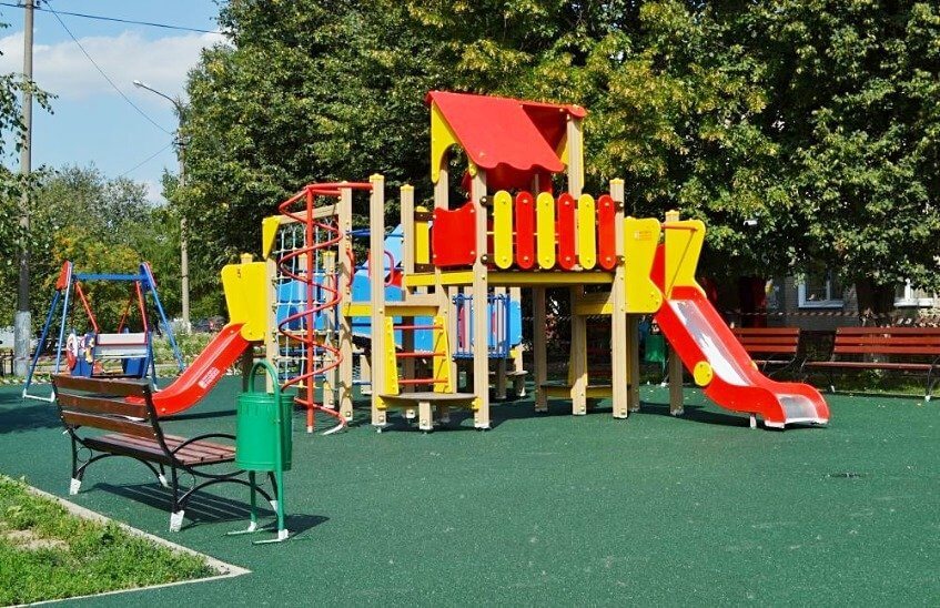 В семи детских садах Сарова частично обновят игровые площадки