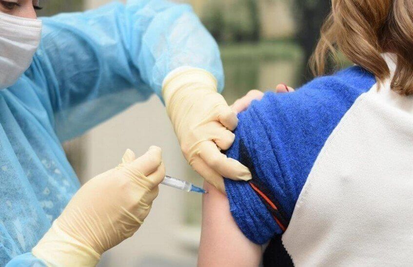 Вакцинация подростков от коронавируса должна начаться до 20 сентября