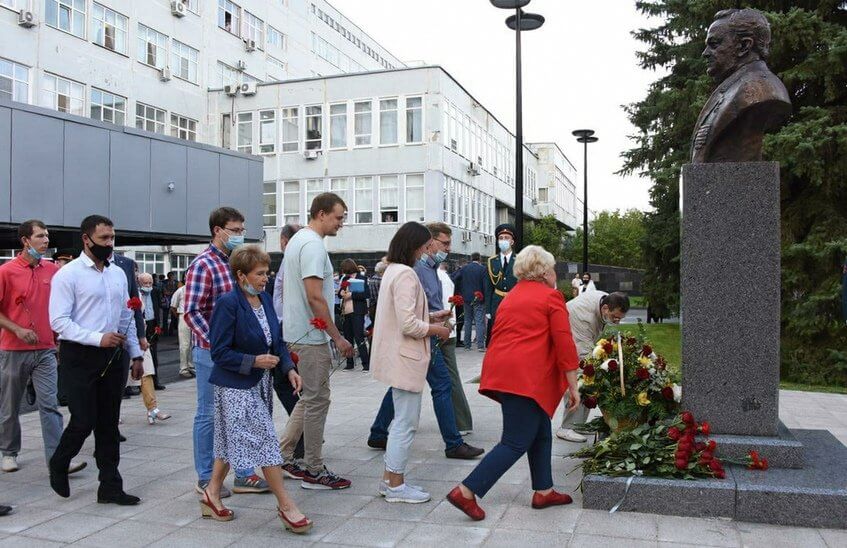 Памятник Евгению Негину установлен в Сарове