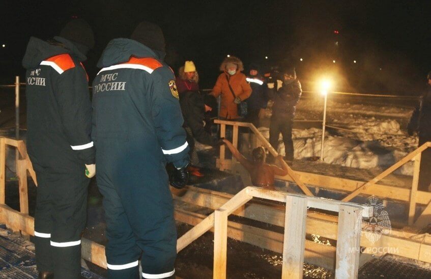 Спасатели дали рекомендации желающим окунуться в прорубь на Крещение