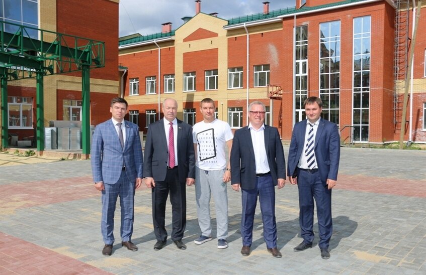 Евгений Лебедев проверил ход работ в школе на улице Зорге