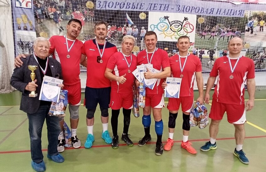 Саровские ветераны выиграли бронзу областных соревнований по волейболу