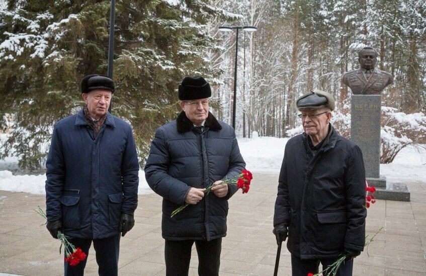 Сотрудники ядерного центра почтили память Евгения Негина