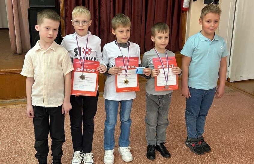 Школьники разыграли медали первенства Сарова по русским шашкам
