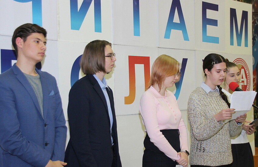 Одиннадцатиклассники прочли вслух прозу Ивана Бунина и стихи Саши Черного