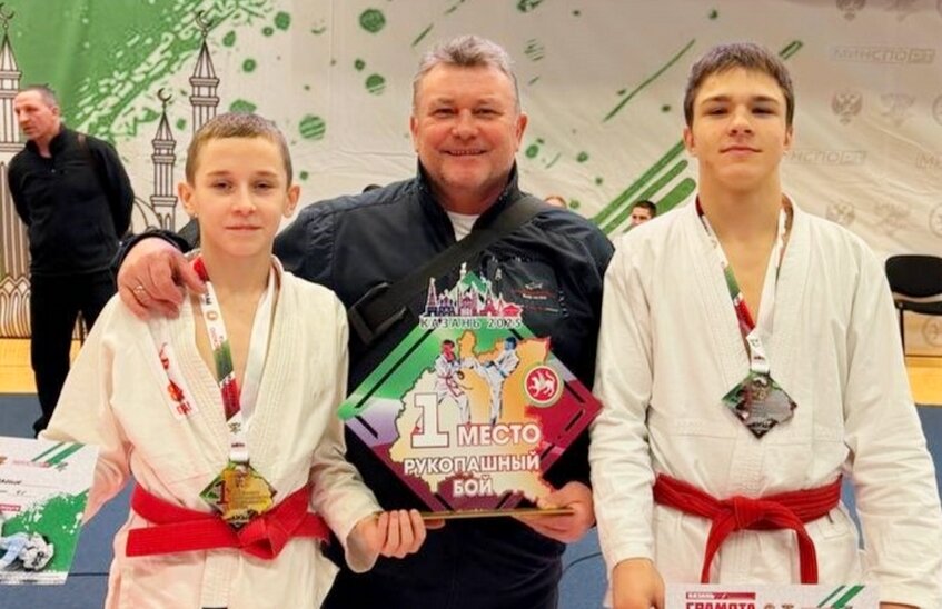 Саровские борцы завоевали четыре медали на окружных соревнованиях